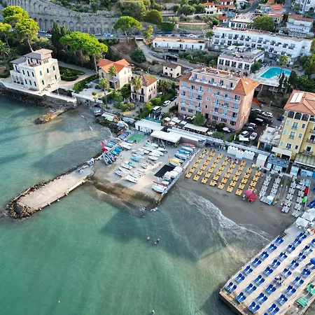 Golfo E Palme فندق 3*